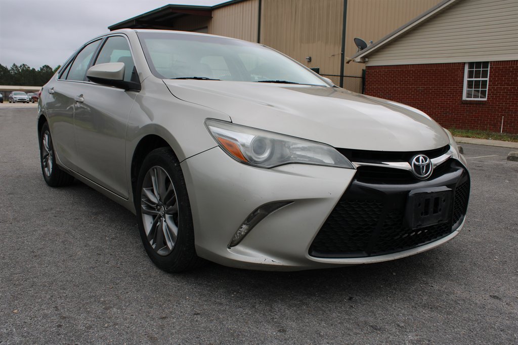 2017 Toyota Camry SE's photo