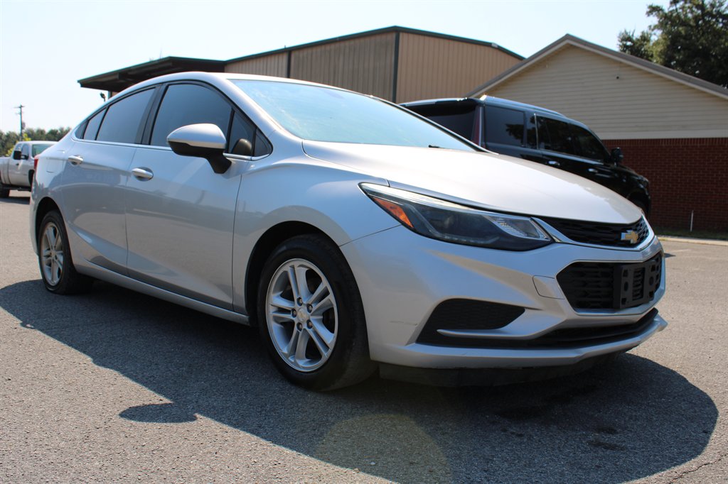 2017 Chevrolet Cruze LT's photo