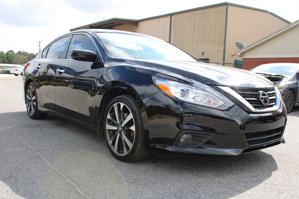 2017 Nissan Altima SR's photo
